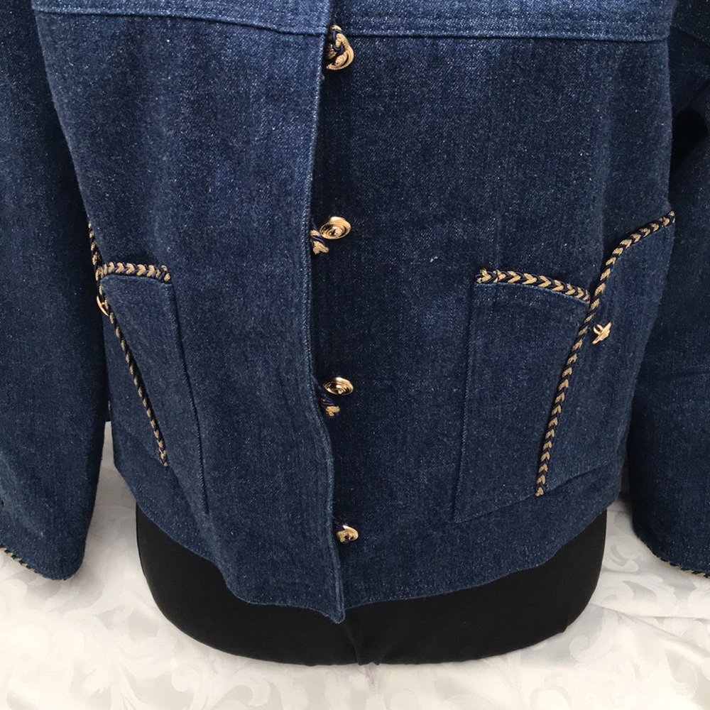 Vintage  from  I. Magnin Exquisite!
skirt/and jacket  fabulous condition!